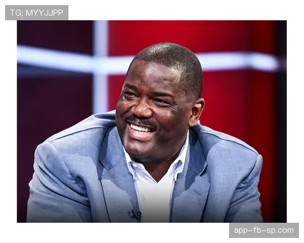 乔·杜马斯无球跑动制造空位，防守端持续限制对手外线核心