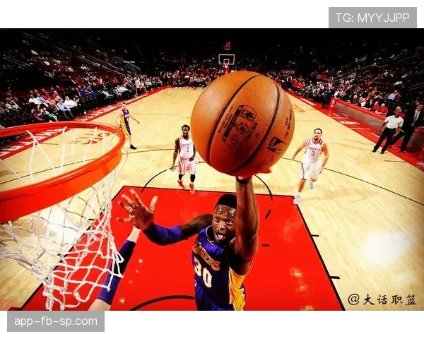 朱利叶斯·兰德尔利用高位挡拆拉开防守空间提升关键时刻得分效率